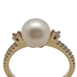 Gold ring with white freshwater pearl