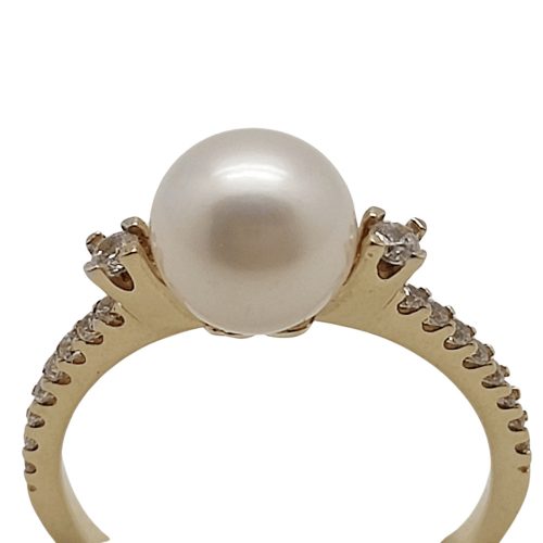 Gold ring with white freshwater pearl