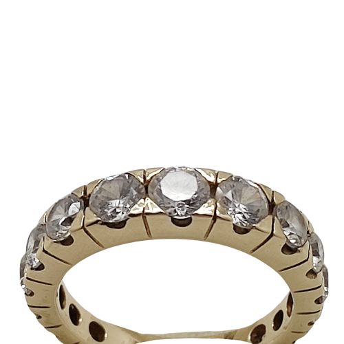 Gold ring with zirconia stones in a circle