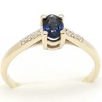 Gold ring with sapphire and brilliant-cut stones