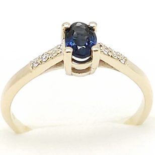 Gold ring with sapphire and brilliant-cut stones