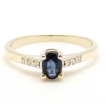 Gold ring with sapphire and brilliant-cut stones