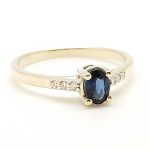 Gold ring with sapphire and brilliant-cut stones