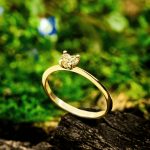 Unique diamond heart ring in yellow gold with a 0.37-carat brilliant-cut diamond