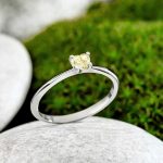 Unique diamond heart ring in white gold with a 0.3 carat brilliant-cut diamond