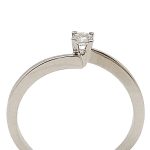 Special engagement ring in white gold with zirconia stone