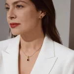 Arany fülbevaló piros kővel