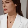 Arany fülbevaló piros kővel