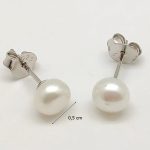 Silver earrings with pearls