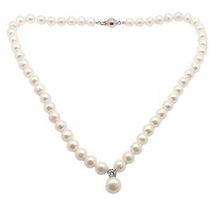 Freshwater pearl necklace with pendant