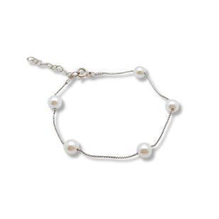 Silver bracelet with pearls