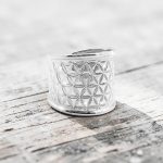  Silver band ring / Wide band with small flowers, larger size