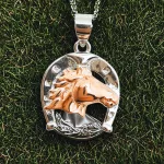 Ezüst patkó medál rosegold lóval