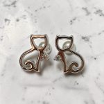Cat-shaped silver earrings for girls with ball clasps