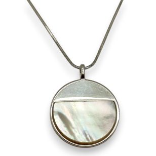 Split-circle silver mother-of-pearl pendant
