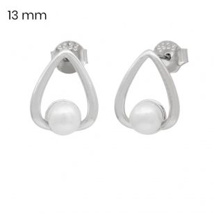 Silver pearl earrings in teardrop shape