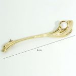 Elegant gold brooch with (Cultured) Freshwater pearls