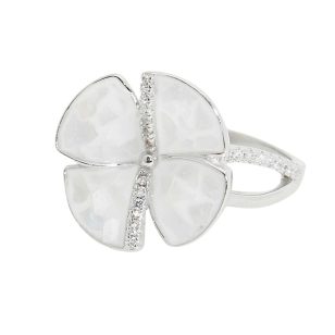 Silver ring with mother-of-pearl flower