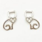 Silver cat earrings with zirconia hearts