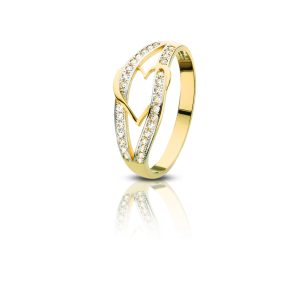 Love bond gold ring with heart pattern